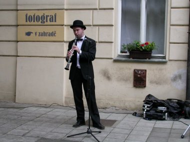 Výtečný klarinetista Michal Kostiuk zahrál klezmer melodie. Židovská tématika byla J.Rösslerovi blízká, několikrát se jí dotknul i skrze své fotografie.