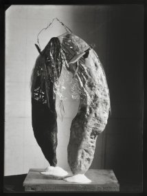 Josef Sudek Scénický návrh plastiky Dvě torza pro Puškinovu inscenaci Boris Godunov v Národním divadle (1936) od Josefa Wagnera