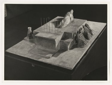 Josef Sudek  Soutěžní návrh náhrobku sv. Vojtěcha pro chrám sv. Víta (1936–1937) od Josefa Wagnera a Jana Sokola
