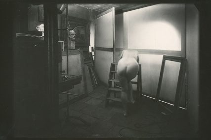 Josef Sudek V ateliéru, 1951–1954 Digitální reprodukce bromostříbrné fotografie z Moravské galerie v Brně