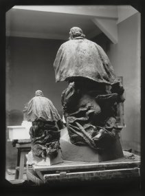 Josef Sudek Pohled do ateliéru Josefa Wagnera na Vysoké škole uměleckoprůmyslové v Praze s modely pro pomník Jaroslava Vrchlického