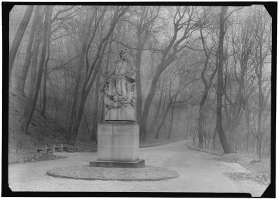 Josef Sudek Pomník Jaroslava Vrchlického v Praze na Petříně (1938–1956) od Josefa Wagnera